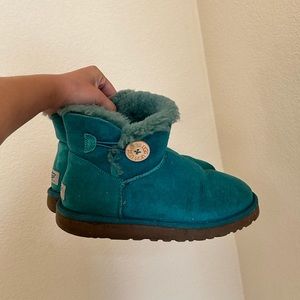 Bailey button uggs in teal 😍
